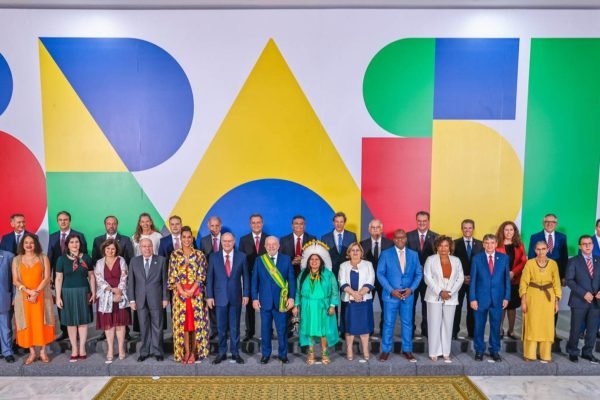 Imagem colorida de Lula e seus ministros - Metrópoles