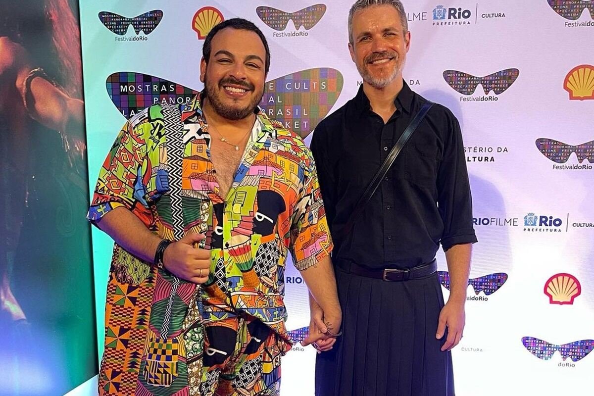 Luis Lobianco e o marido posam juntos e sorridentes - Metrópoles