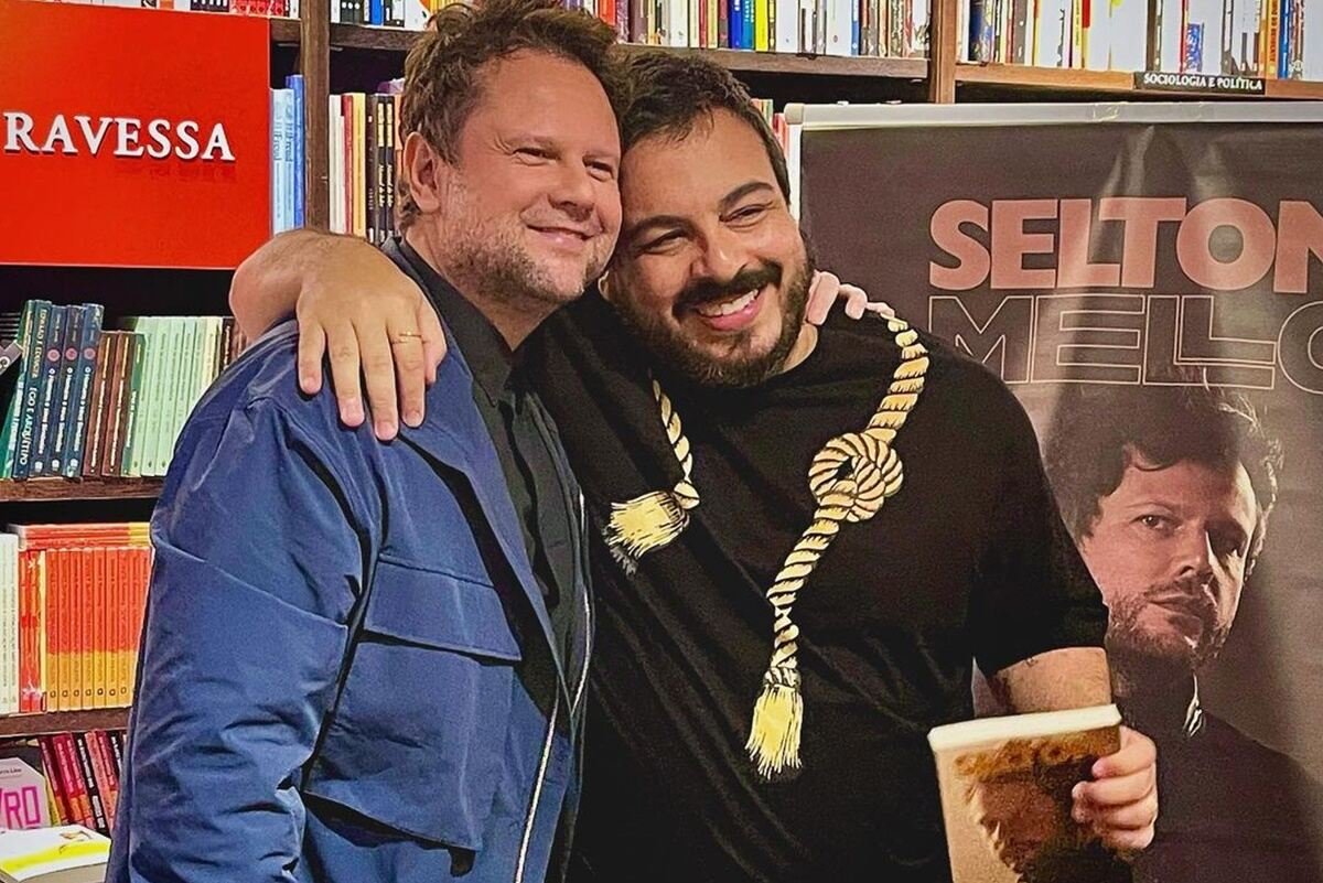 Luis Lobianco posa ao lado de Selton Mello durante lançamento de autobiografia - Metrópoles