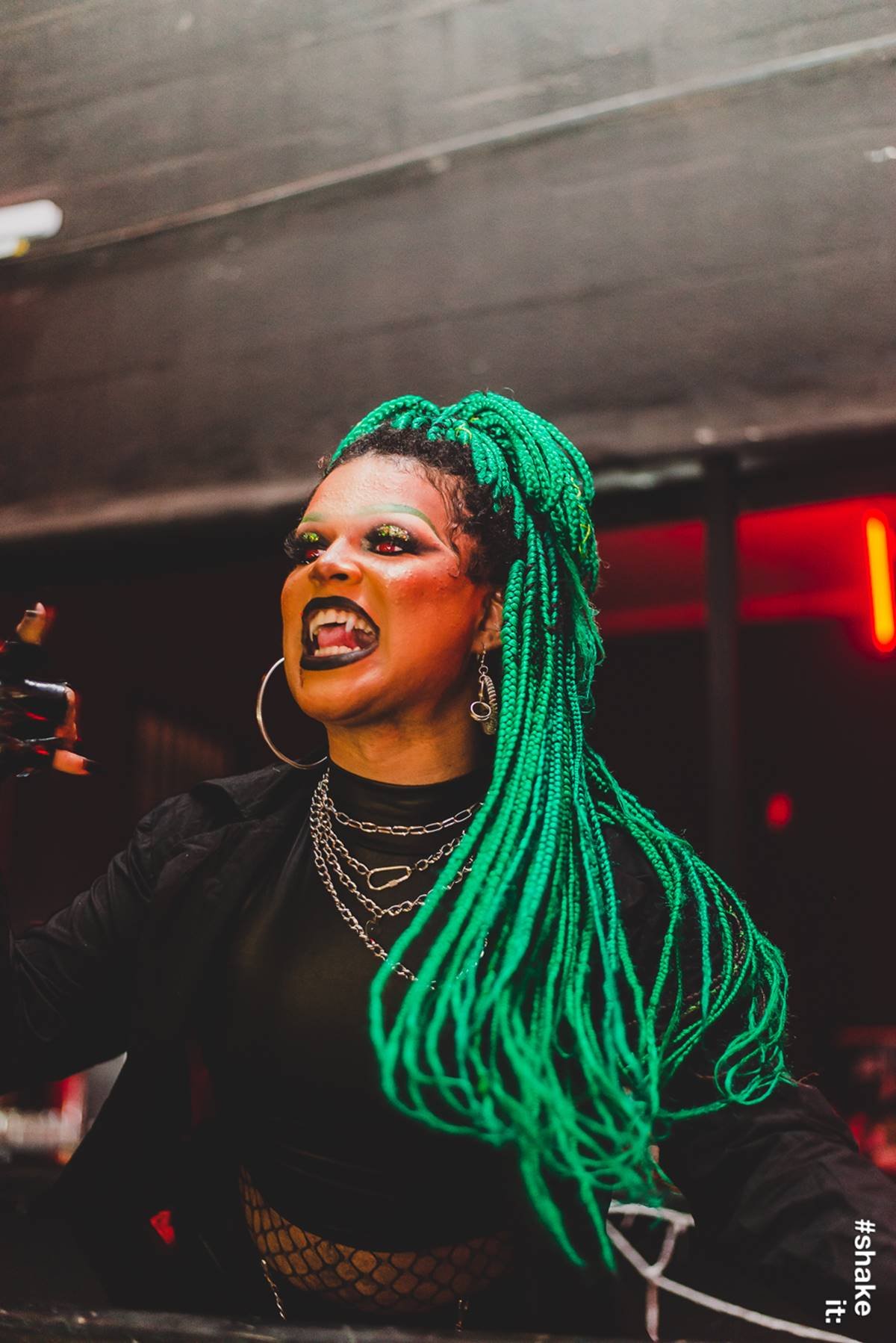 Na imagem com cor, a drag queen Naomi Leakes - Metrópoles