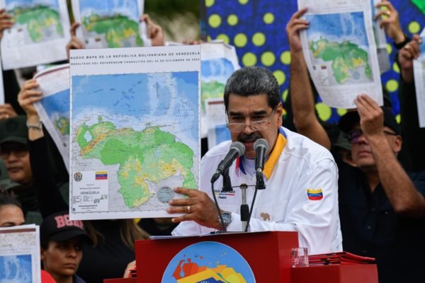 Imagem colorida mostra o presidente da venezuela, nicolás maduro, mostrando mapa com território anexada da Guiana - Metrópoles
