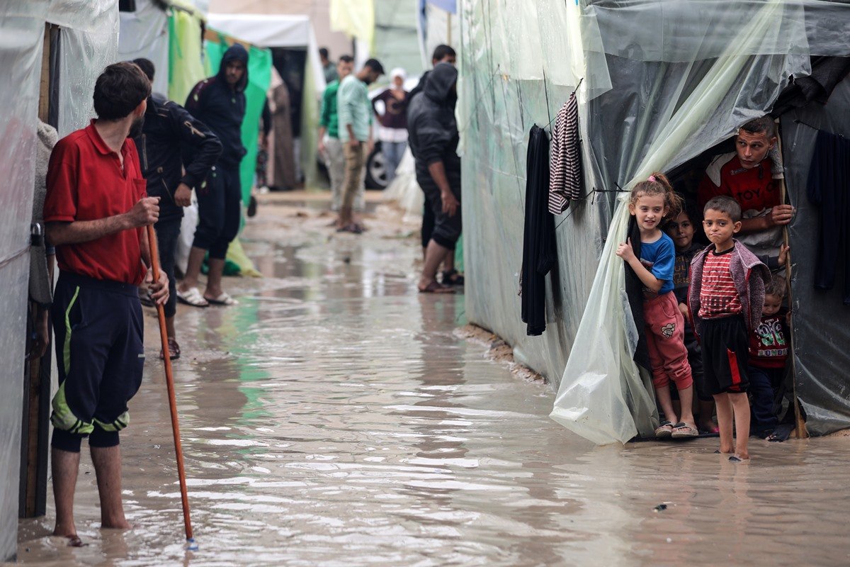 Imagem colorida mostra resultado de fortes chuvas que atingem a faixa de gaza - metrópoles