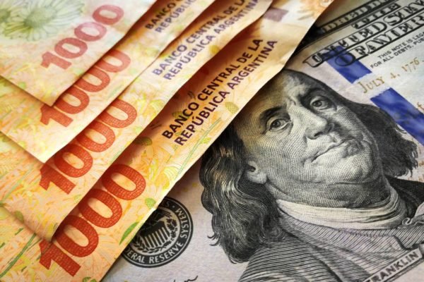 Imagem de notas de pesos argentinos e de dólares - Metrópoles