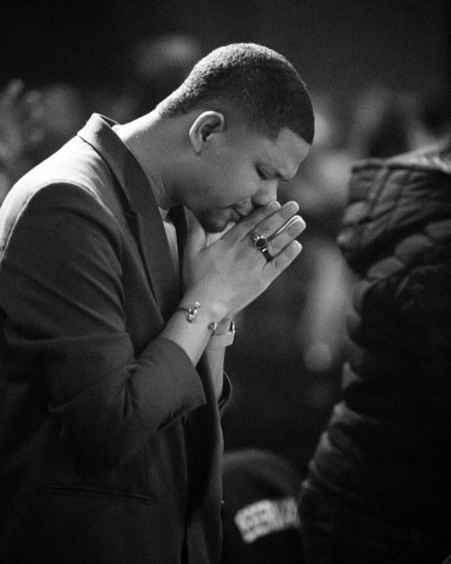 Foto em preto e branco do cantor gospel Pedro Henrique - Metrópoles