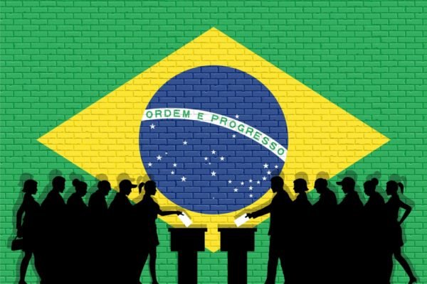 Na imagem, ilustração de silhueta de eleitores brasileiros na eleição