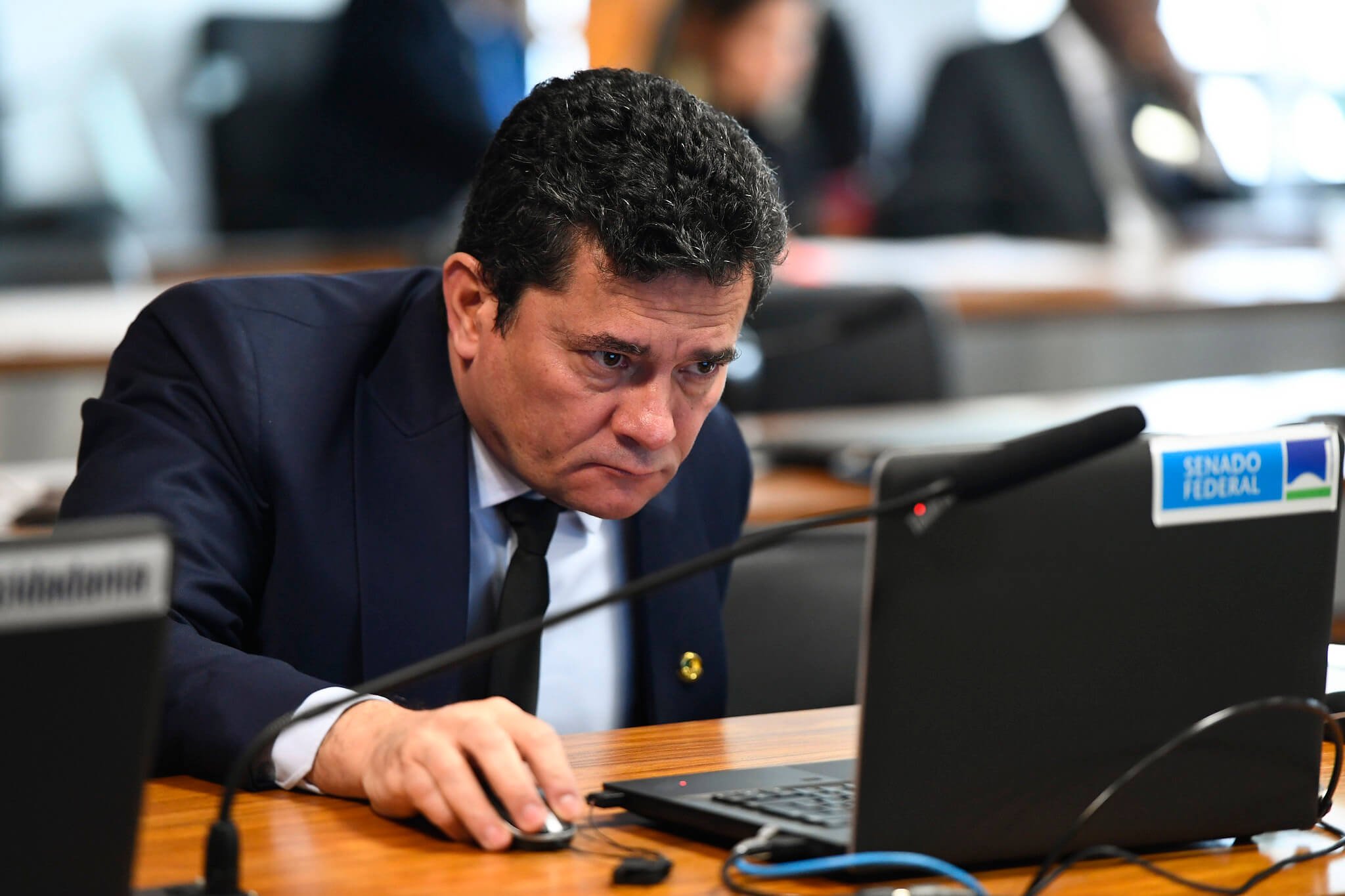 Sergio Moro usa o computador durante participação em comissão do Senado