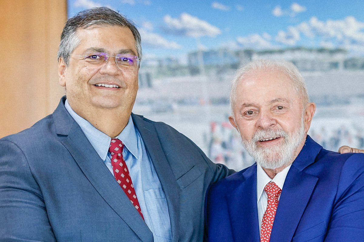 Imagem colorida mostra Flávio Dino ao lado do presidente Lula - Metrópoles