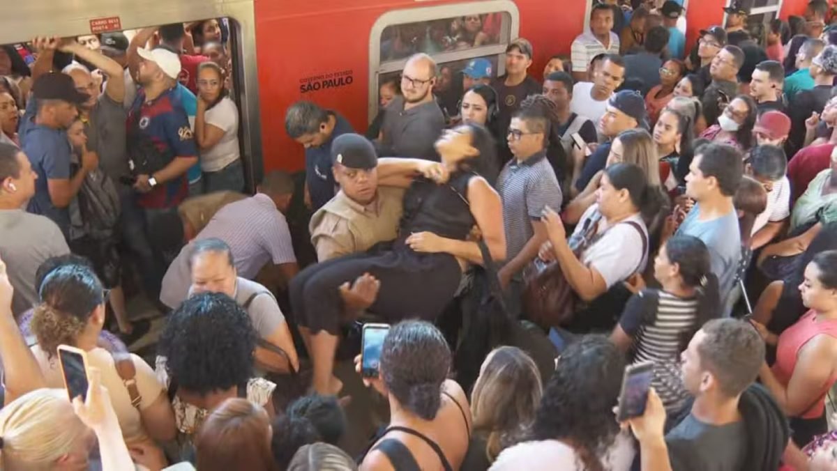Trem da CPTM descarrila e gera caos em estações de São Paulo