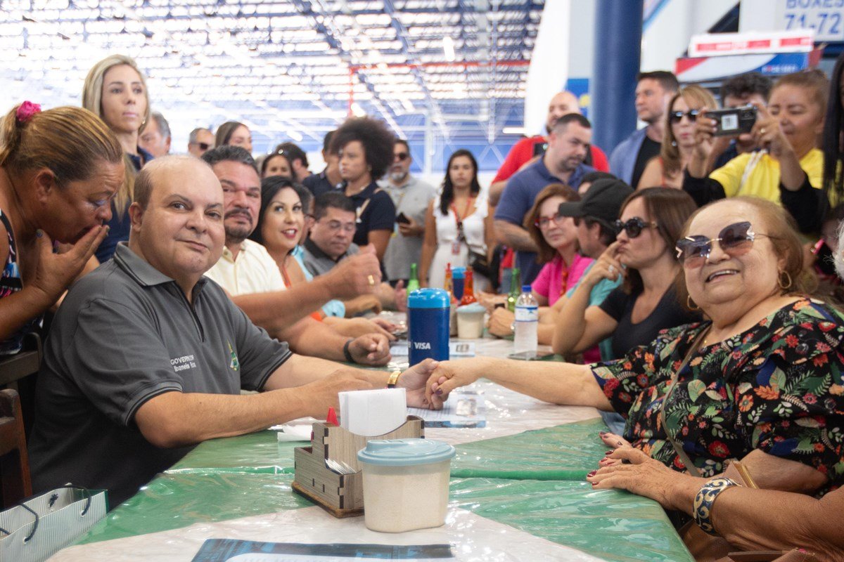 Foto do evento de reinauguração da Feira Permanente do Núcleo Bandeirante após reforma