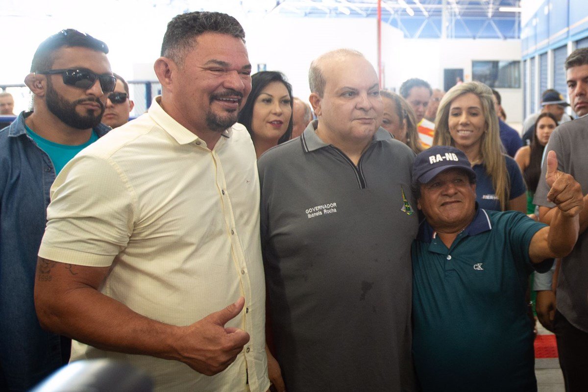 Foto do evento de reinauguração da Feira Permanente do Núcleo Bandeirante após reforma