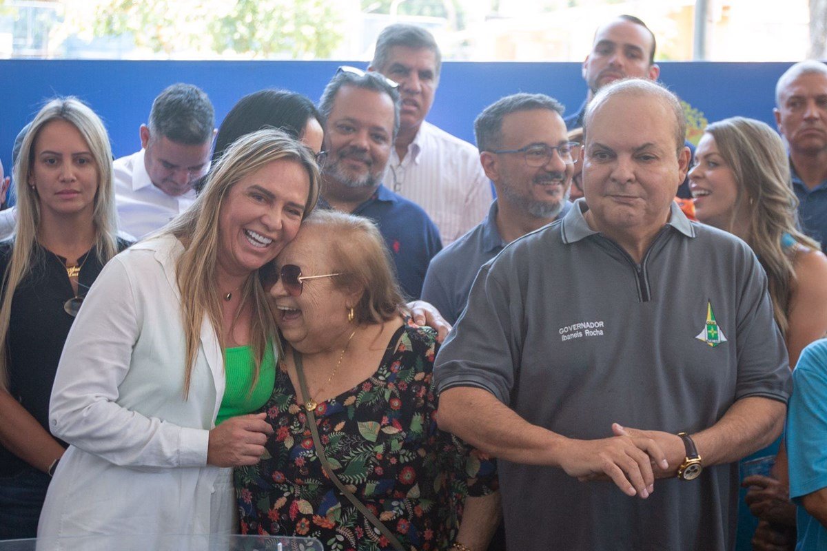 Foto do evento de reinauguração da Feira Permanente do Núcleo Bandeirante após reforma