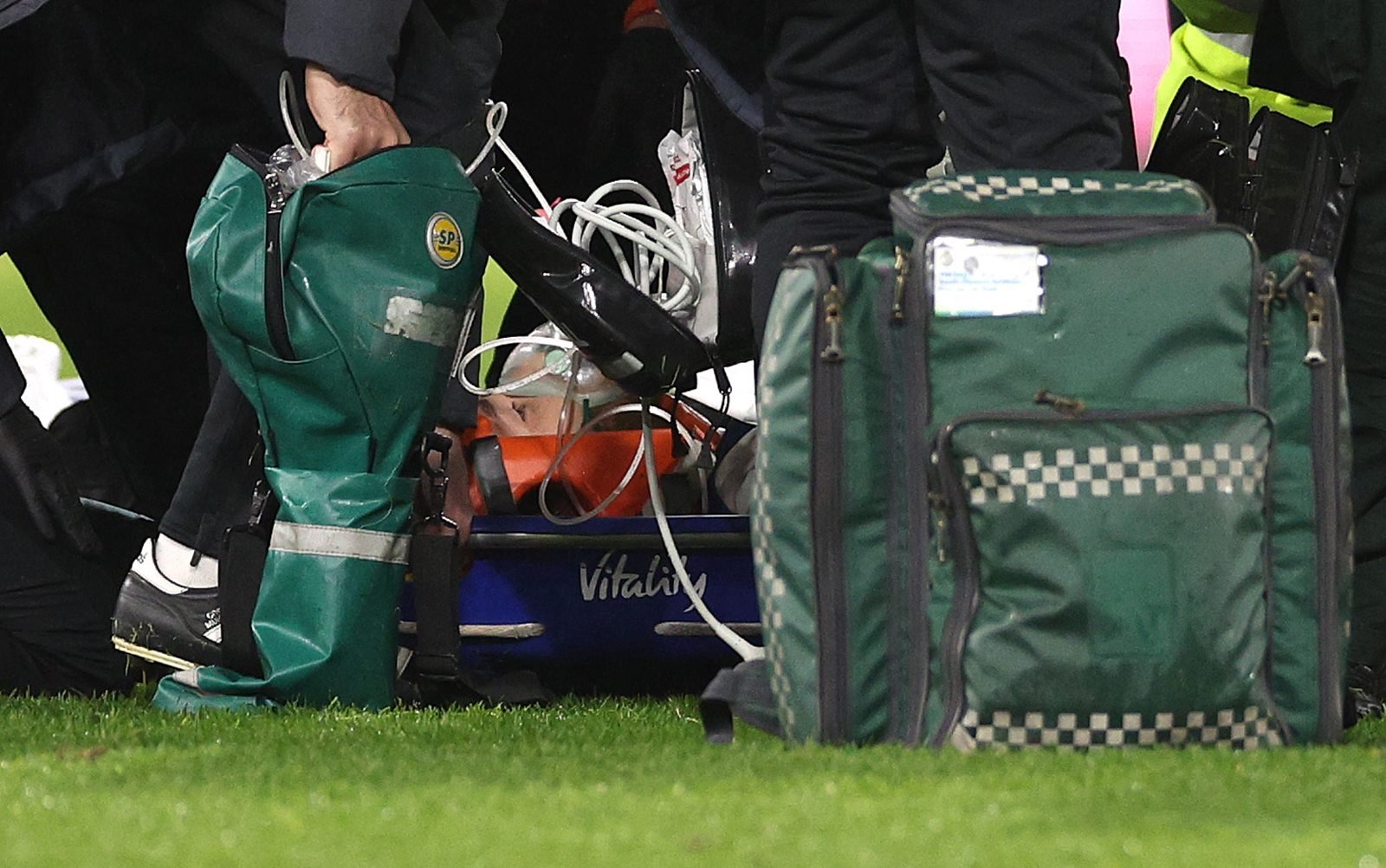 Clube inglês confirma parada cardíaca de jogador que desmaiou em campo