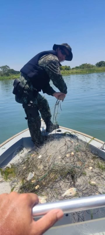 foto colorida de ação da Polícia Ambiental, que apreendeu 35 redes de pesca e 32 quilos de pescado durante patrulhamento no Rio Paraná, em Panorama (SP) - Metrópoles