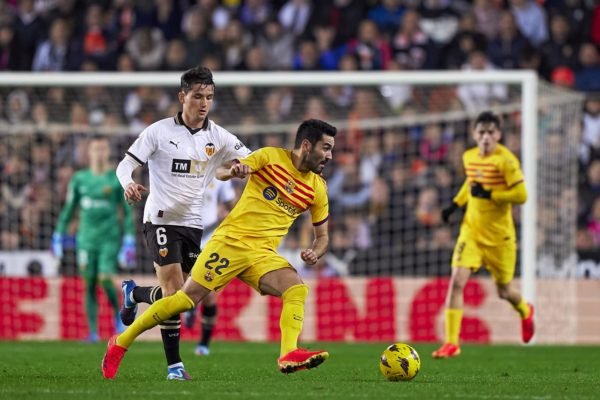 Clube inglês confirma parada cardíaca de jogador que desmaiou em campo