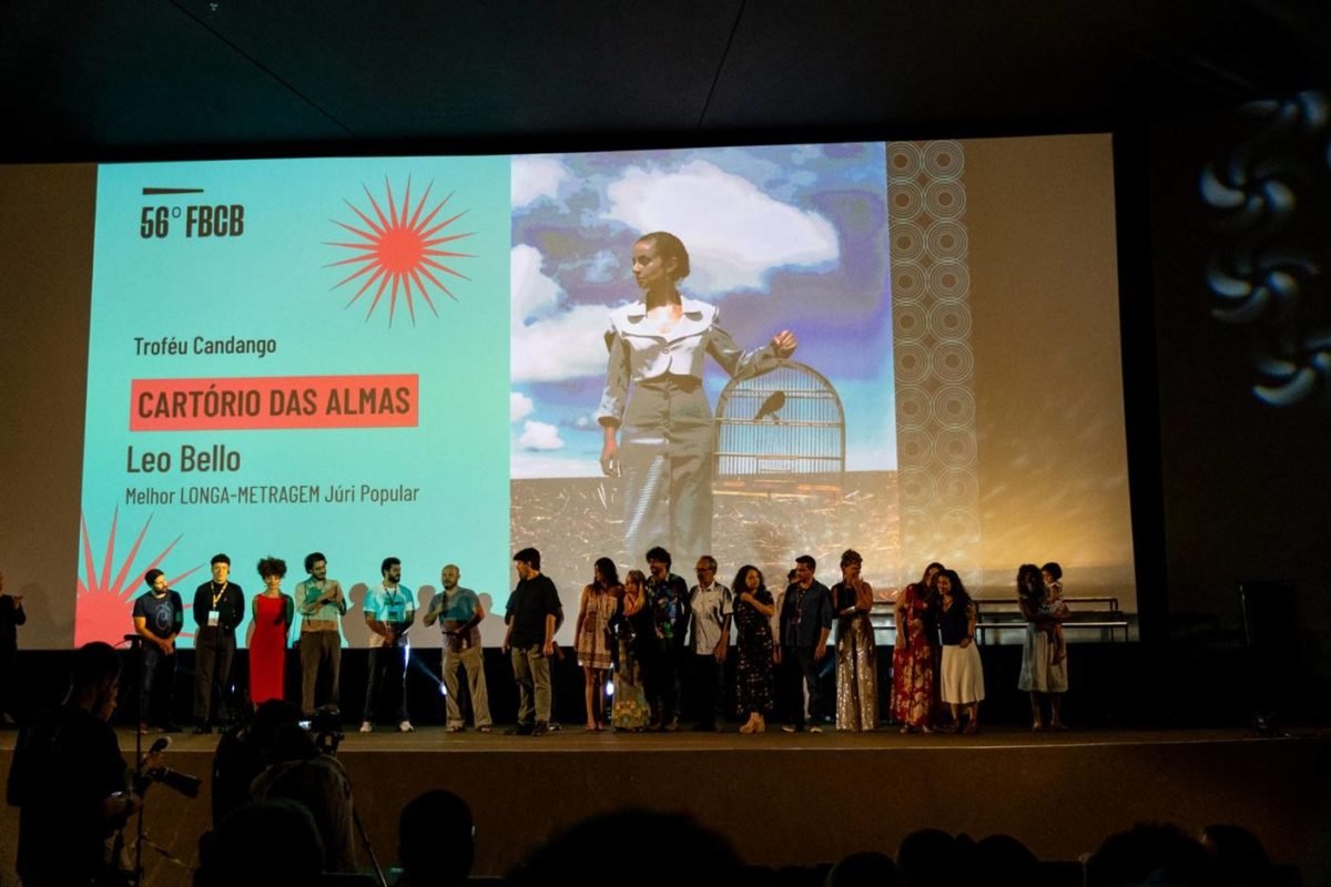 Equipe de Rodas de Gigante recebendo prêmio no Festival de Brasília