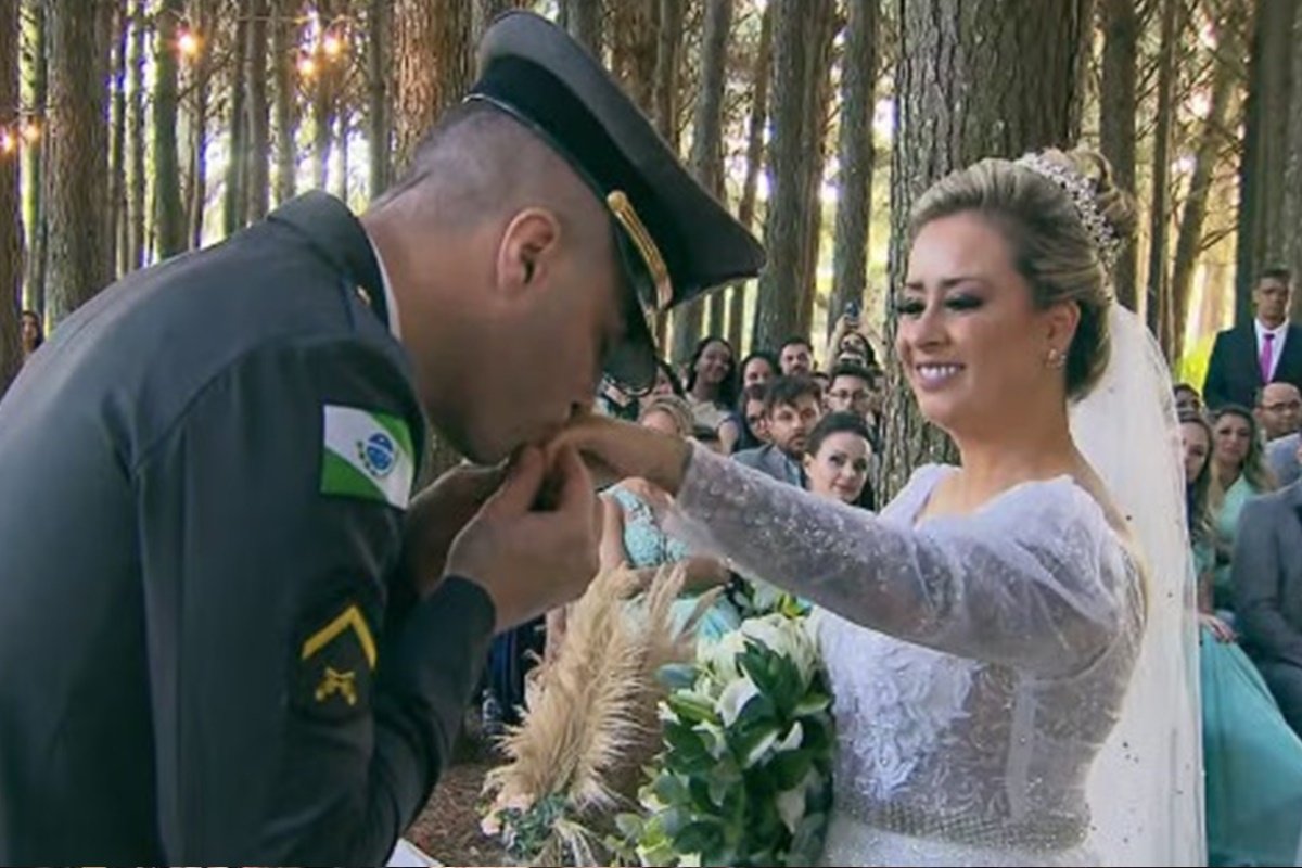 Imagem de um homem e uma mulher casando de farda e vestido de noiva