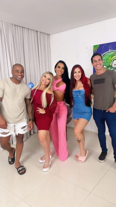 Alicia X e amigos de A Fazenda posam durante churrasco em sua casa - Metrópoles