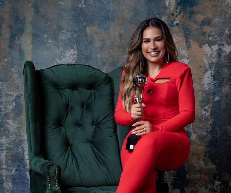 Foto colorida da cantora Simone Mendes - Metrópoles