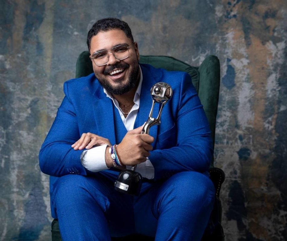 Foto colorida do humorista Paulo Vieira - Metrópoles