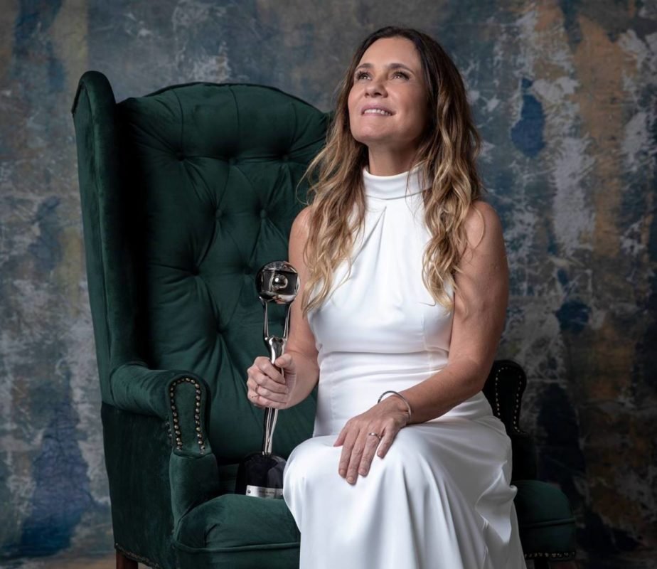 Foto colorida da atriz Adriana esteves - Metrópoles