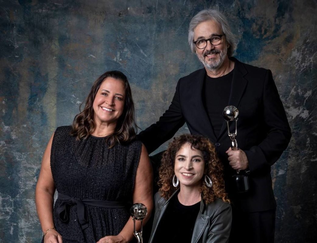 Foto colorida dos autores da novela Vai na Fé - Metrópoles