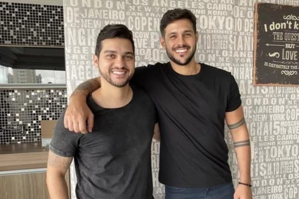 Os irmãos Diogo e Rodrigo Mussi posam abraçados e sorridentes - Metrópoles