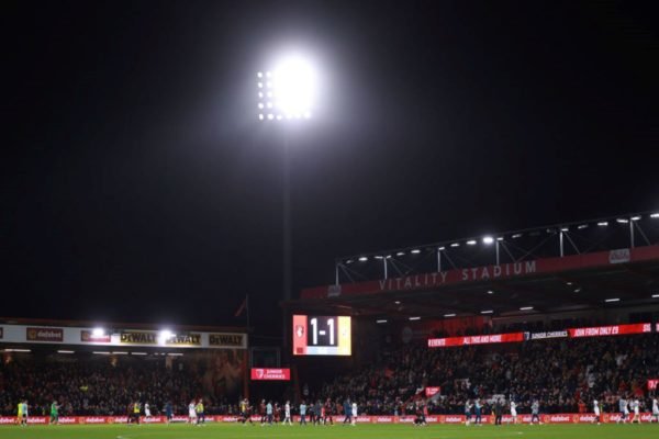 Premier League: capitão do Luton Town desmaia no gramado em partida contra  o Bournemouth - Lance!