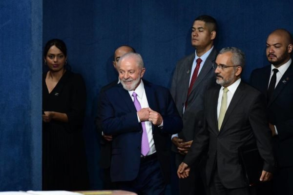imagem colorida de Lula na PGR - Metrópoles