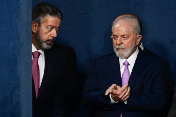 imagem colorida de Lula e Lira na PGR - Metrópoles