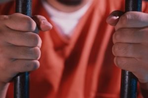 Homem segurando barra de cala em uma cadeia marido