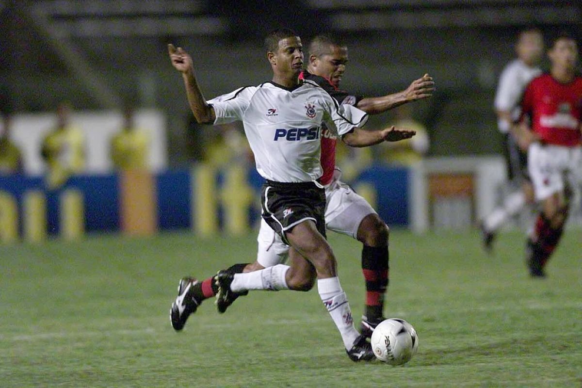 Imagem colorida de Marcelinho Carioca em jogo pelo corinthians, contra o Flamengo- Metrópoles