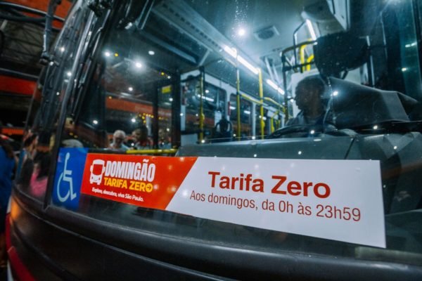 Imagem de vidro dianteiro de ônibus com adesivo do "Tarifa Zero" - Metrópoles