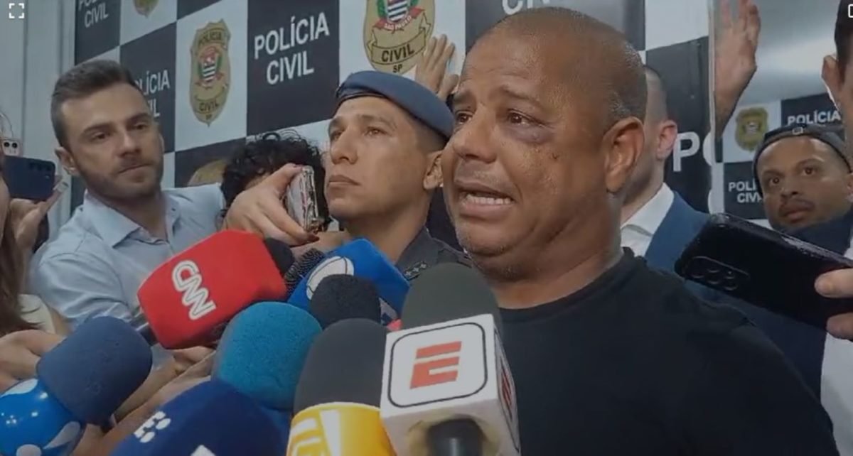 foto colorida do ex-jogador Marcelinho Carioca dando entrevista após ser libertado de cativeiro - Metrópoles