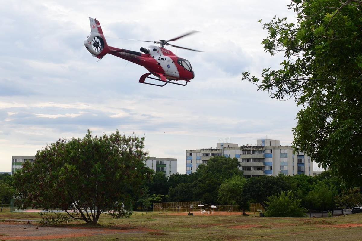 Helicóptero dos bombeiros sobrevoando eixão norte