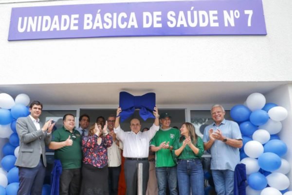 Ibaneis reabre Bezerrão, inaugura UBS e promete hospital no Gama