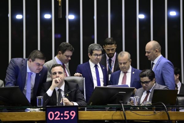 imagem colorida mostra votação da LDO em sessão do Congresso Nacional - Metrópoles