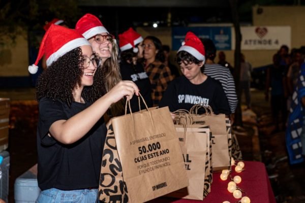 imagens mostram voluntárias segurando sacolas de doações - metrópoles