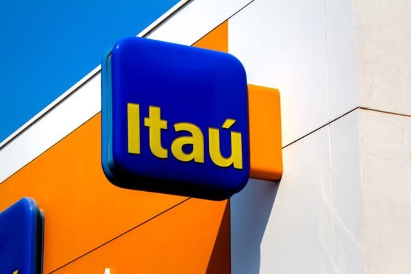 Imagem do logotipo do Itaú Unibanco, nas tradicionais cores azul e amarela, em uma agência do banco - Metrópoles