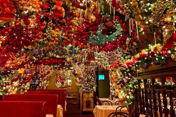 Rolfs bar de Natal - bar com muitas decorações de natal no teto