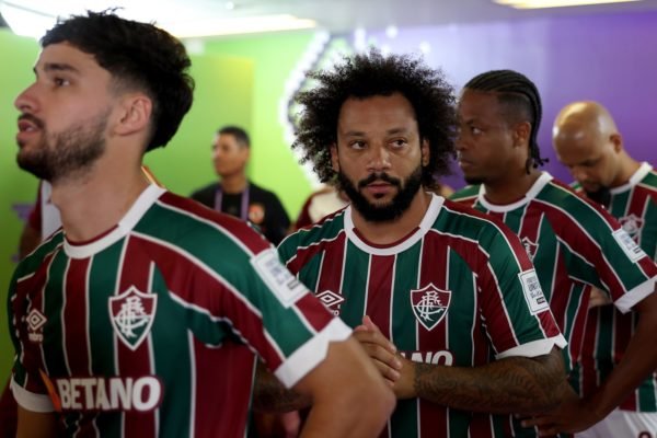 Imagem colorida de jogadores do Fluminense - Metrópoles