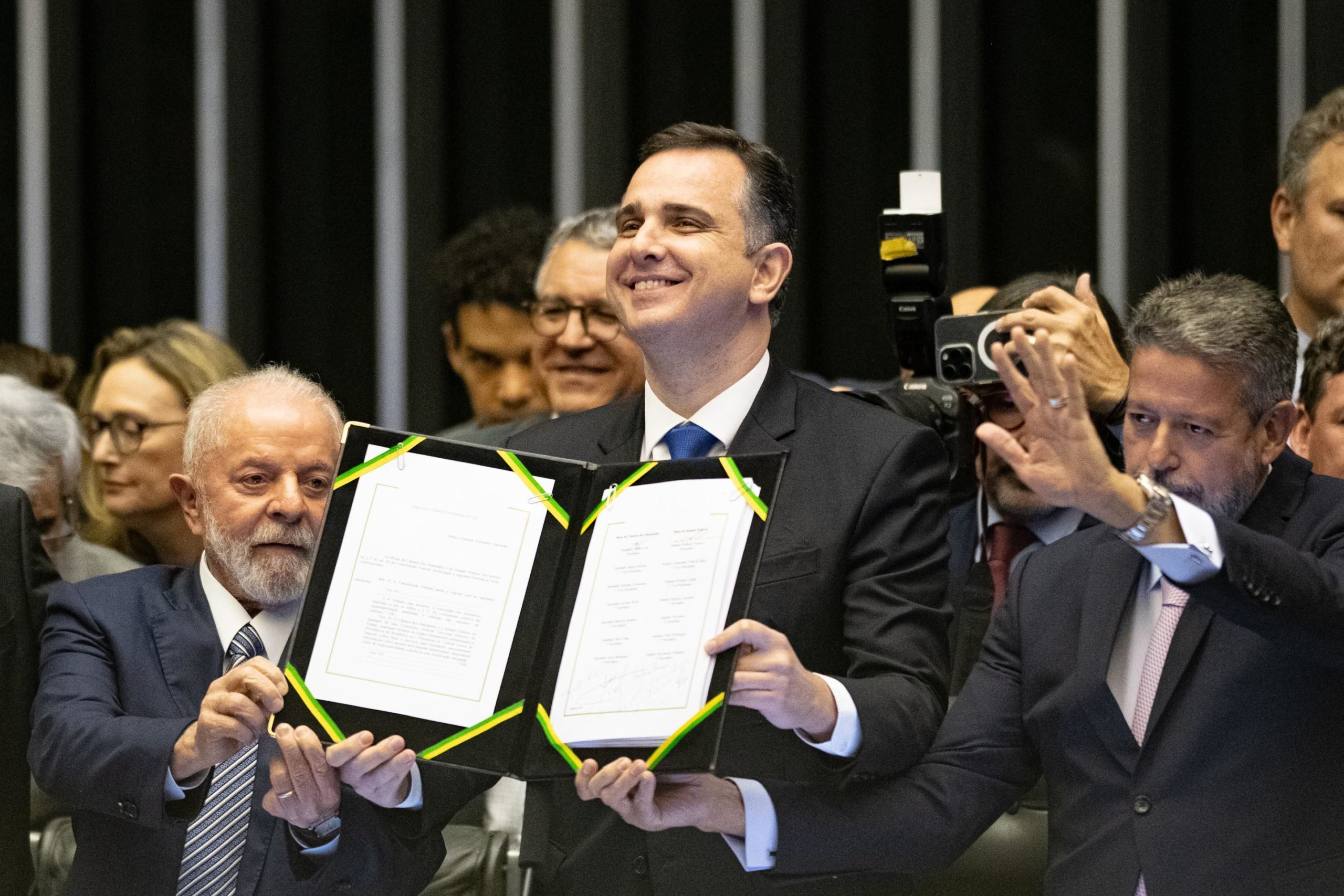 Presidente Lula, Rodrigo Pacheco e Arthur Lira durante sessão do Congresso Nacional destinada à promulgação da Proposta de Emenda à Constituição (PEC) 45:2019, que instituiu a reforma tributária