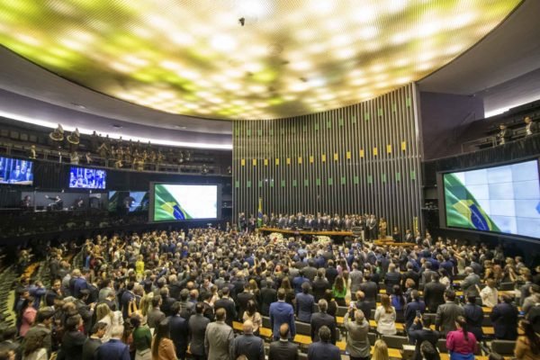 imagem colorida mostra plenário da Câmara dos Deputados cheio de parlamentares na promulgação da Reforma Tributária - Metrópoles