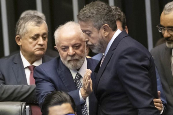 imagem colorida presidente lula e arthur lira no congresso - metrópoles