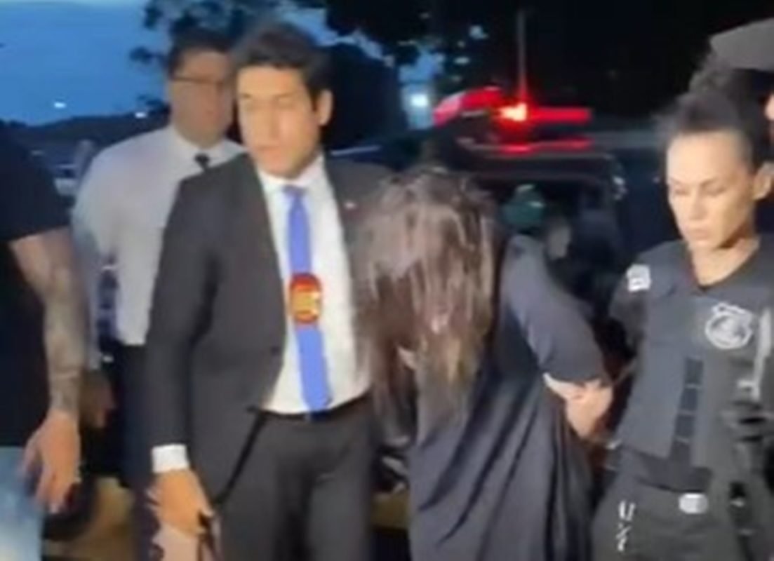 Foto colorida de Amanda sendo presa pela polícia - Metrópoles