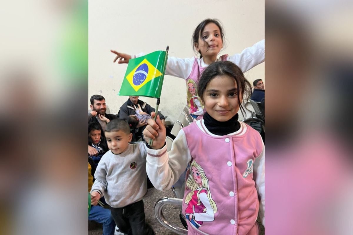 Imagem colorida de Crianças em grupo de brasileiros repatriados de Gaza