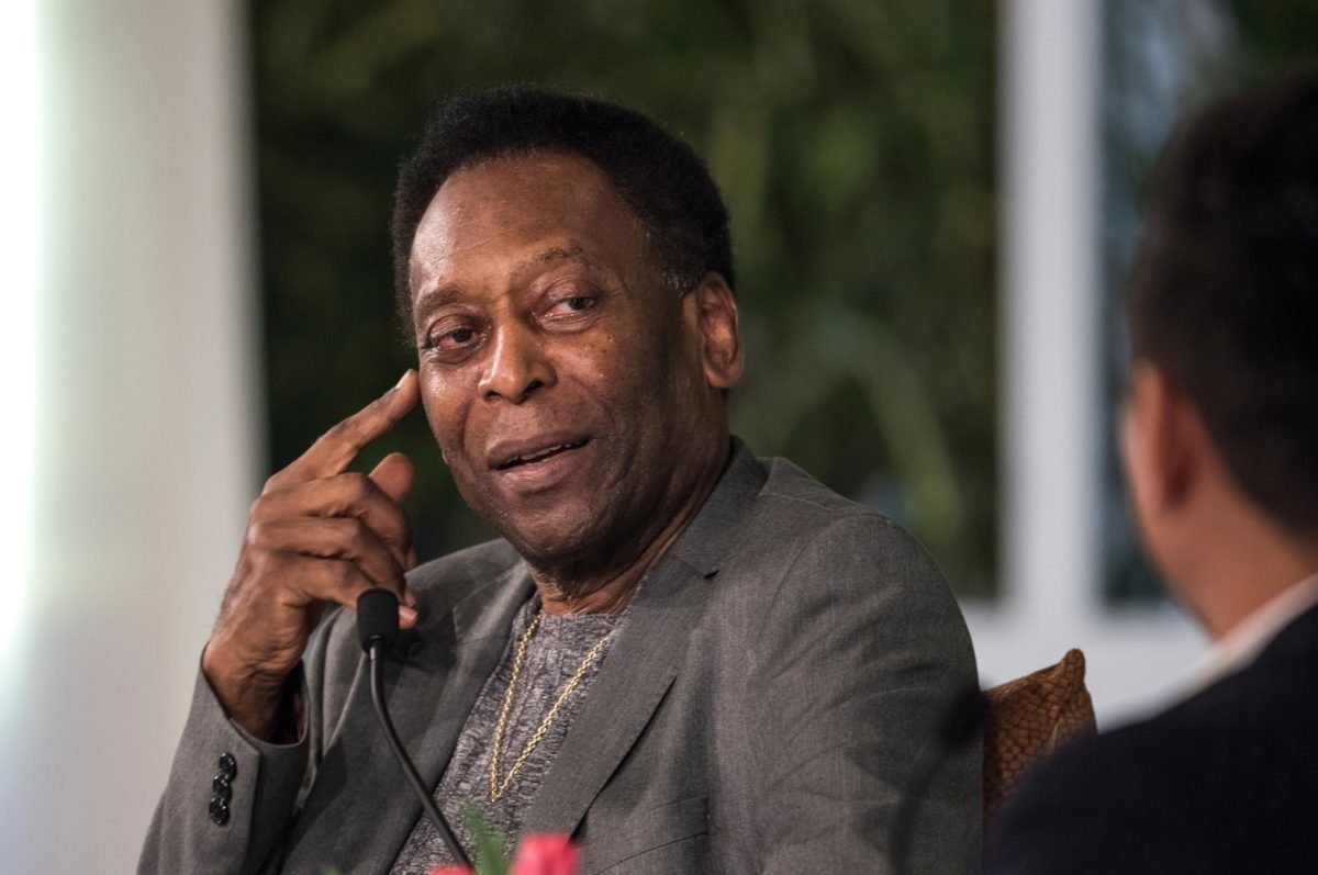 Imagem colorida de Pelé com a mão no rosto - Metrópoles