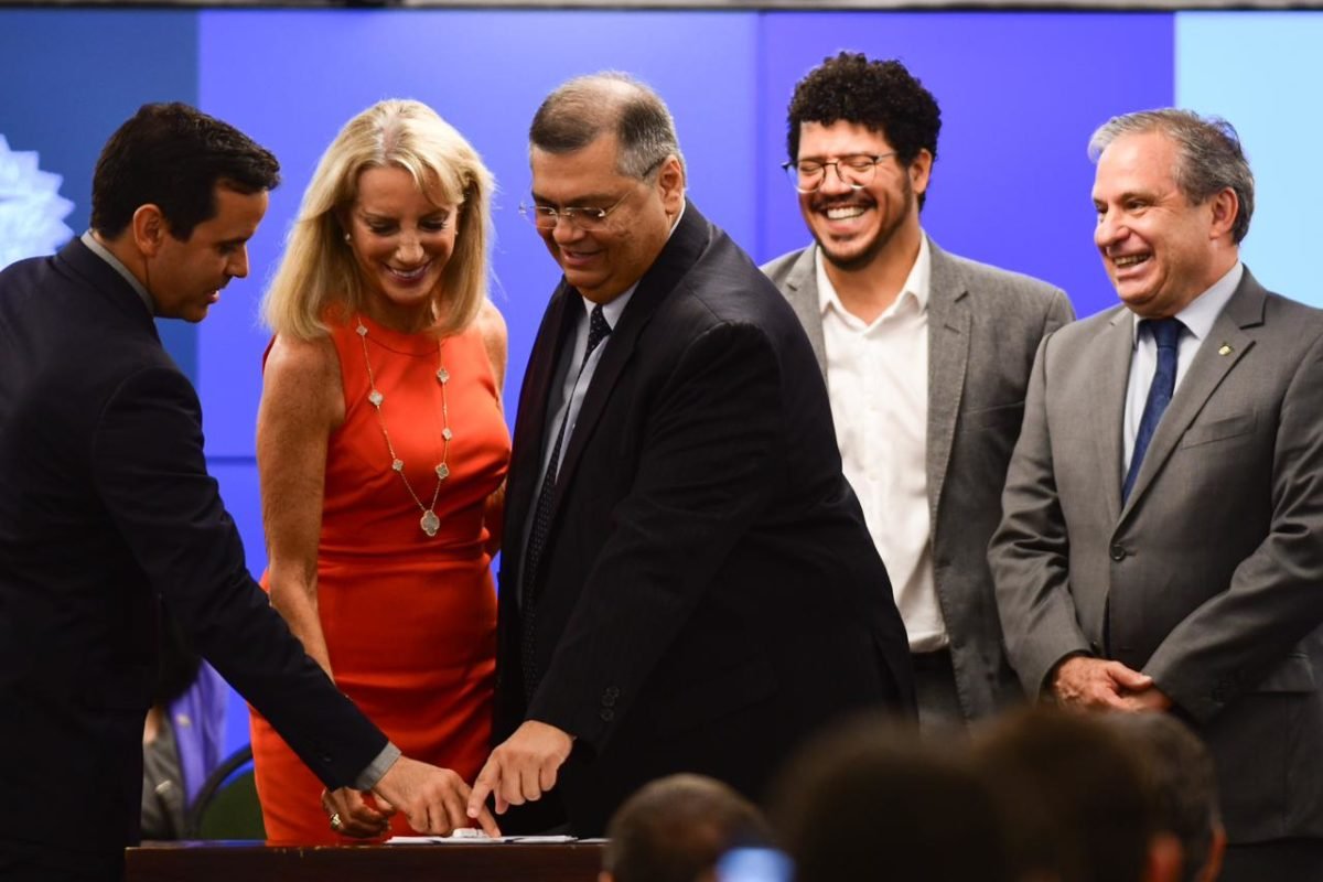 Foto colorida Embaixadora dos Estados Unidos, Elizabeth Frawley Bagley e o Ministro da Justiça e Segurança Pública, Flávio Dino - Metrópoles