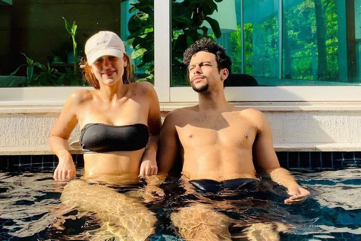 foto colorida de Sophia Abrahão e Sérgio Malheiros dentro de piscina - metrópoles