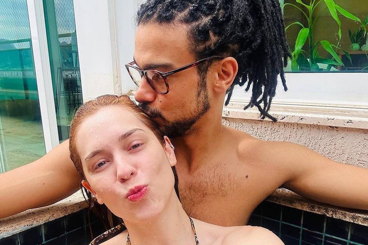 foto colorida de Sophia Abrahão ganhando beijo na cabeça de Sérgio Malheiros - metrópoles