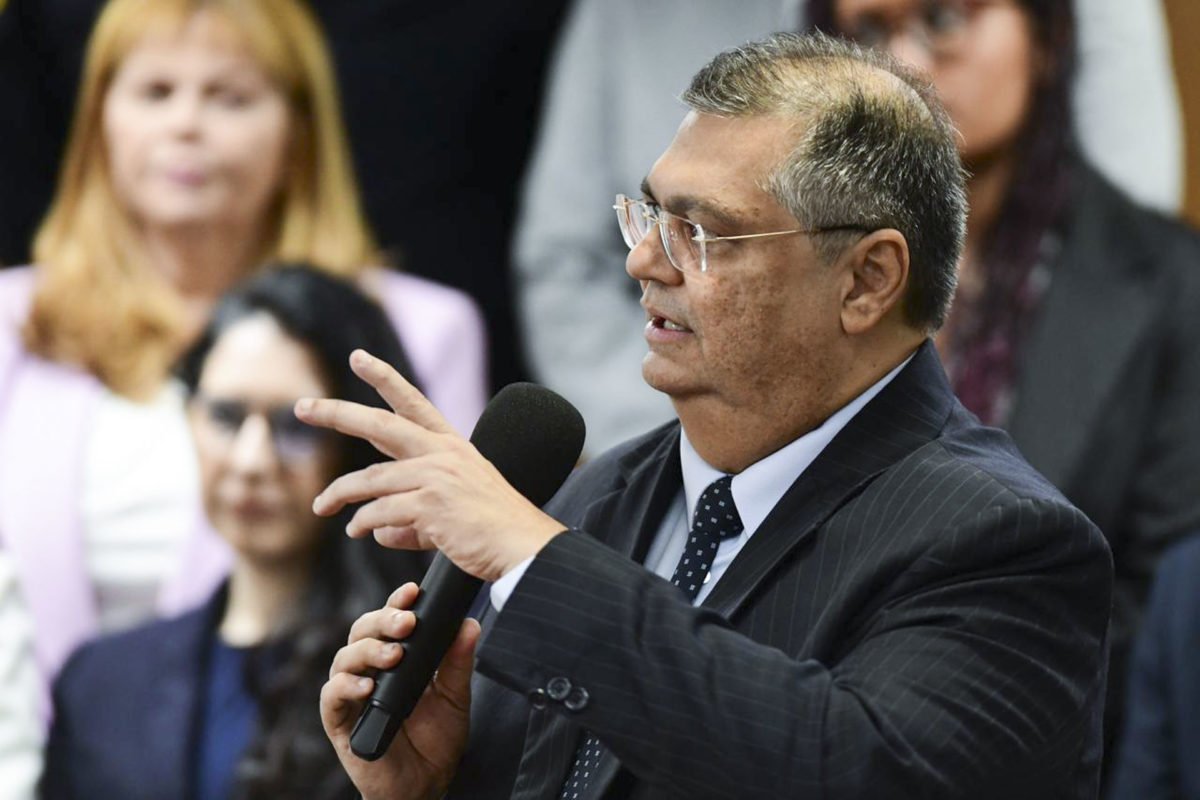 imagem colorida ministro discursando - metrópoles